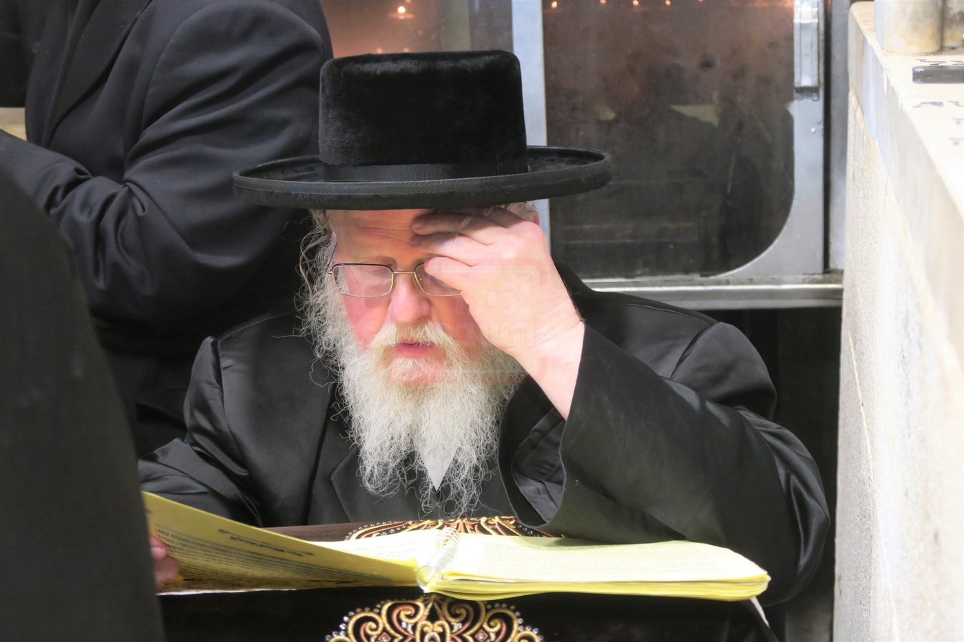 האדמו"ר מסאסוב בתפילה בבית העלמין בטבריה