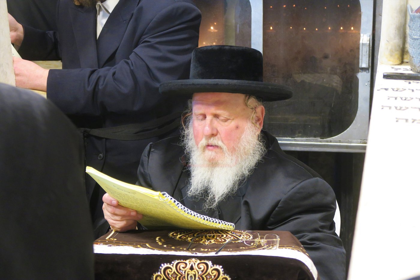 האדמו"ר מסאסוב בתפילה בבית העלמין בטבריה