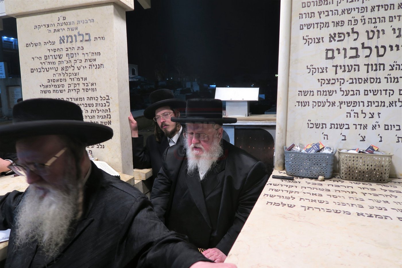 האדמו"ר מסאסוב בתפילה בבית העלמין בטבריה