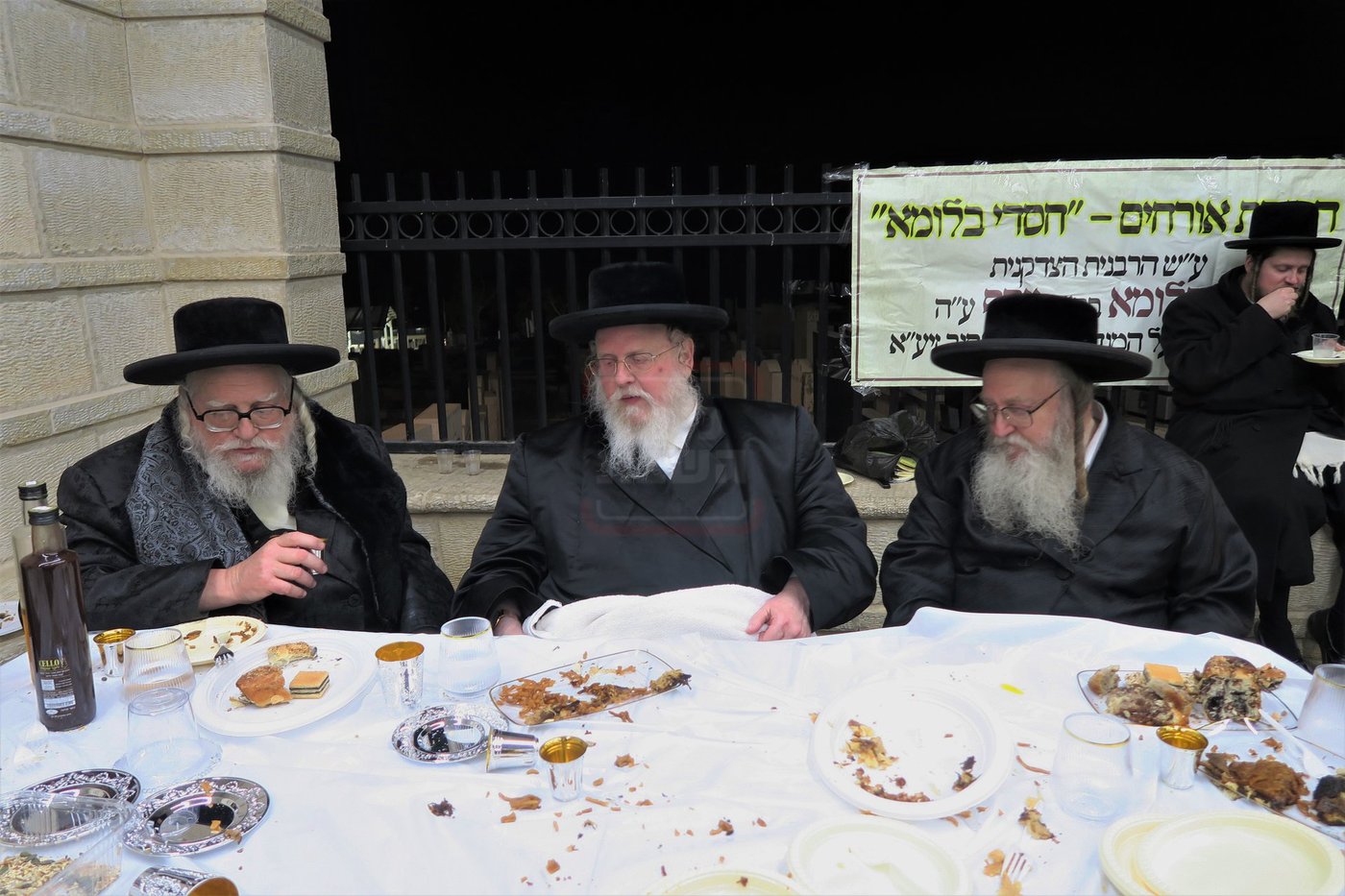 האדמו"ר מסאסוב בתפילה בבית העלמין בטבריה