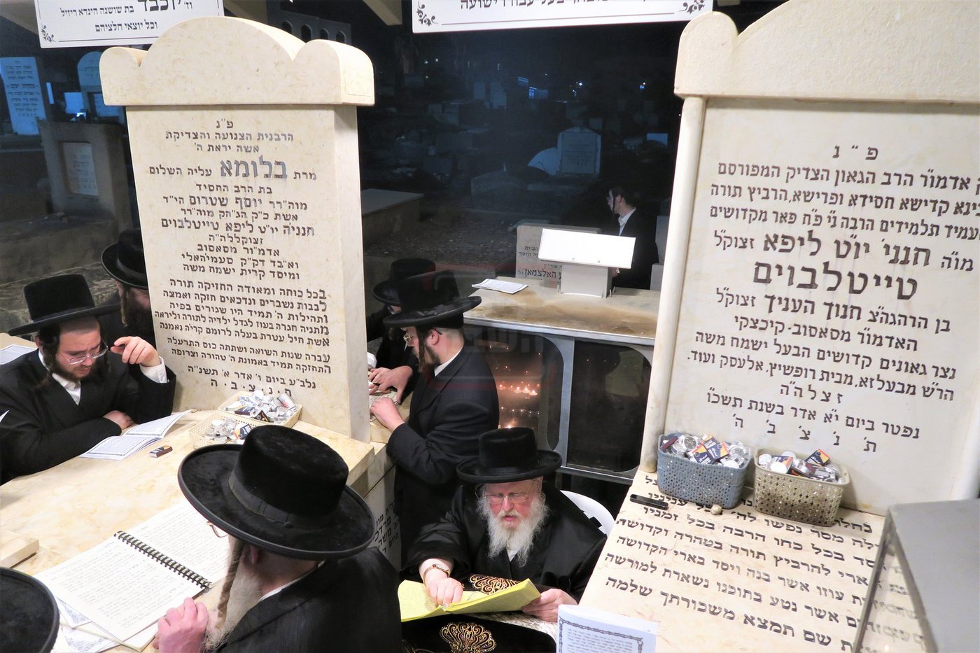 האדמו"ר מסאסוב בתפילה בבית העלמין בטבריה