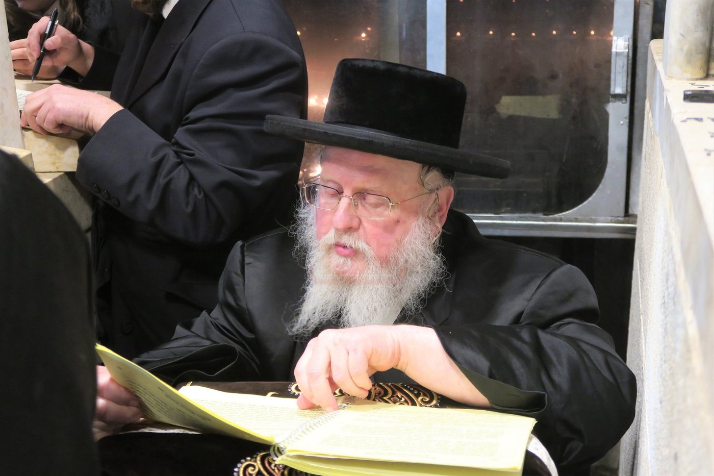 האדמו"ר מסאסוב בתפילה בבית העלמין בטבריה