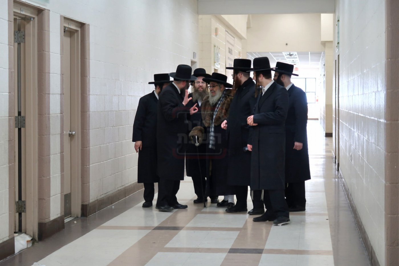 האדמו"ר מסאטמר בסיור בין ילדי החמד שחבשו קאסקט