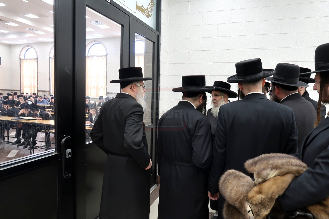 האדמו"ר מסאטמר בסיור בין ילדי החמד שחבשו קאסקט