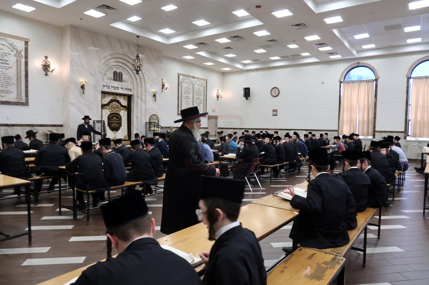 האדמו"ר מסאטמר בסיור בין ילדי החמד שחבשו קאסקט