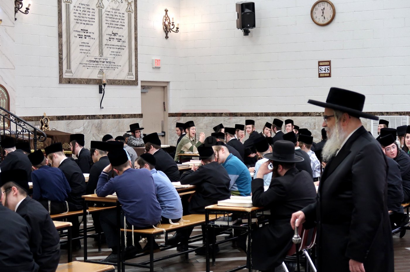 האדמו"ר מסאטמר בסיור בין ילדי החמד שחבשו קאסקט