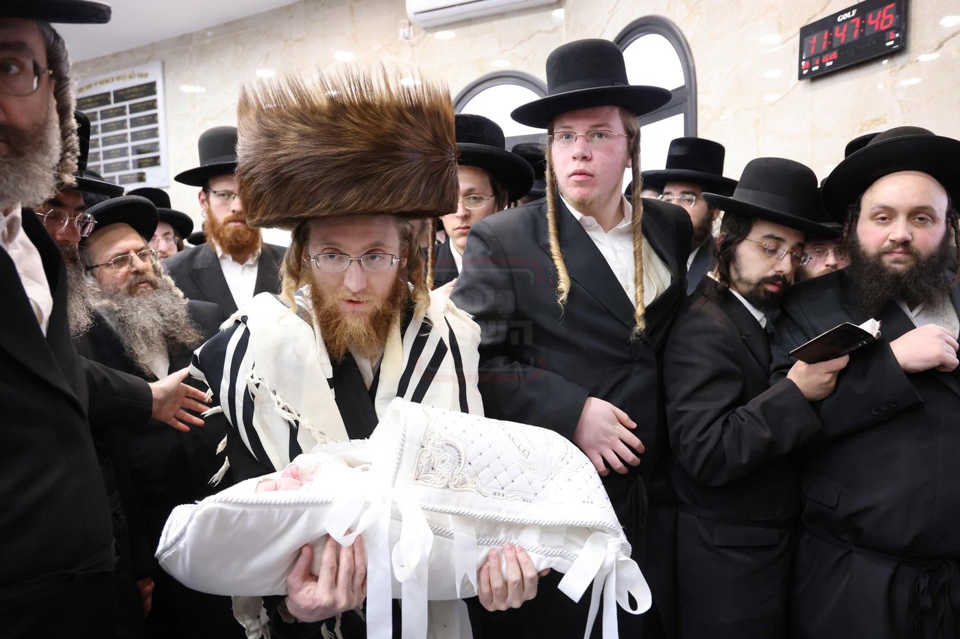 שמחת הברית בחצרות אמשינוב - קרעטשניף