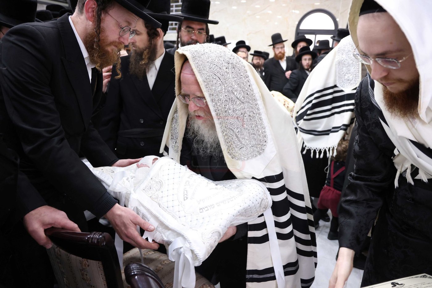 שמחת הברית בחצרות אמשינוב - קרעטשניף