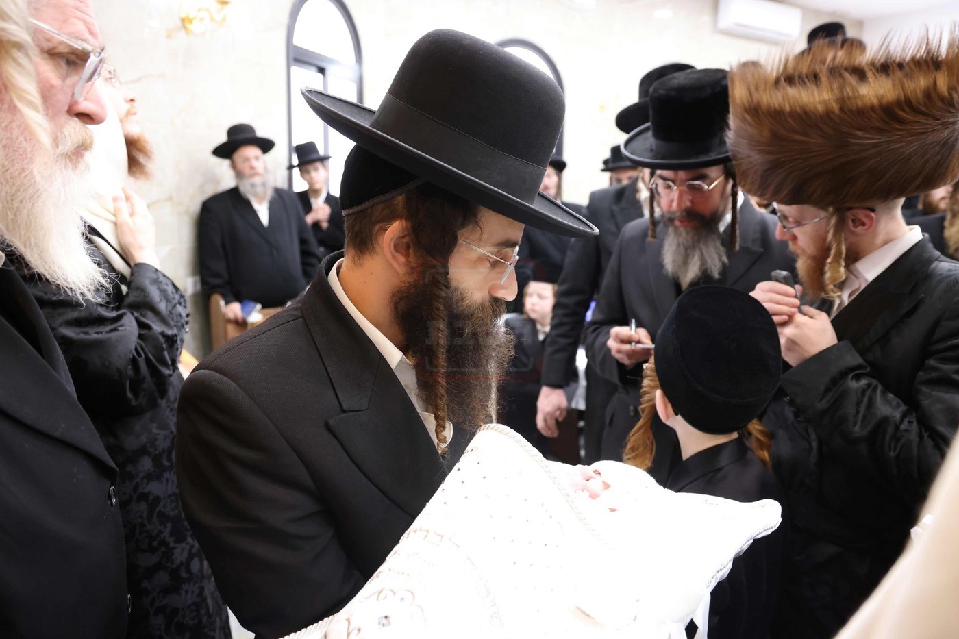 שמחת הברית בחצרות אמשינוב - קרעטשניף