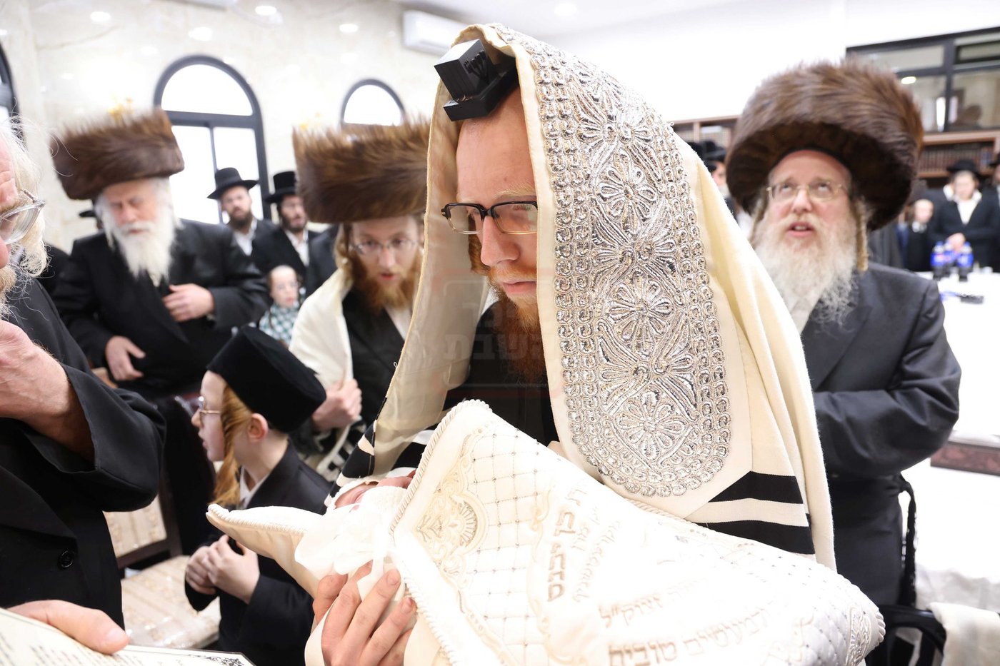 שמחת הברית בחצרות אמשינוב - קרעטשניף