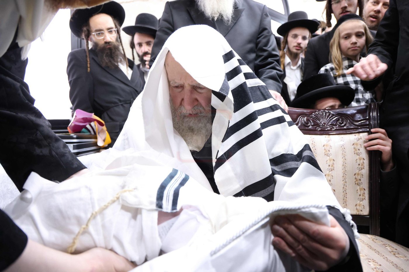 שמחת הברית בחצרות אמשינוב - קרעטשניף