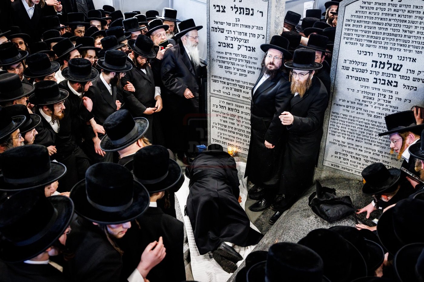 האדמו"ר מבאבוב 45 בתפילה באוהל צדיקי באבוב