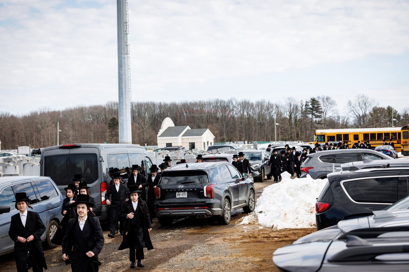 האדמו"ר מבאבוב 45 בתפילה באוהל צדיקי באבוב