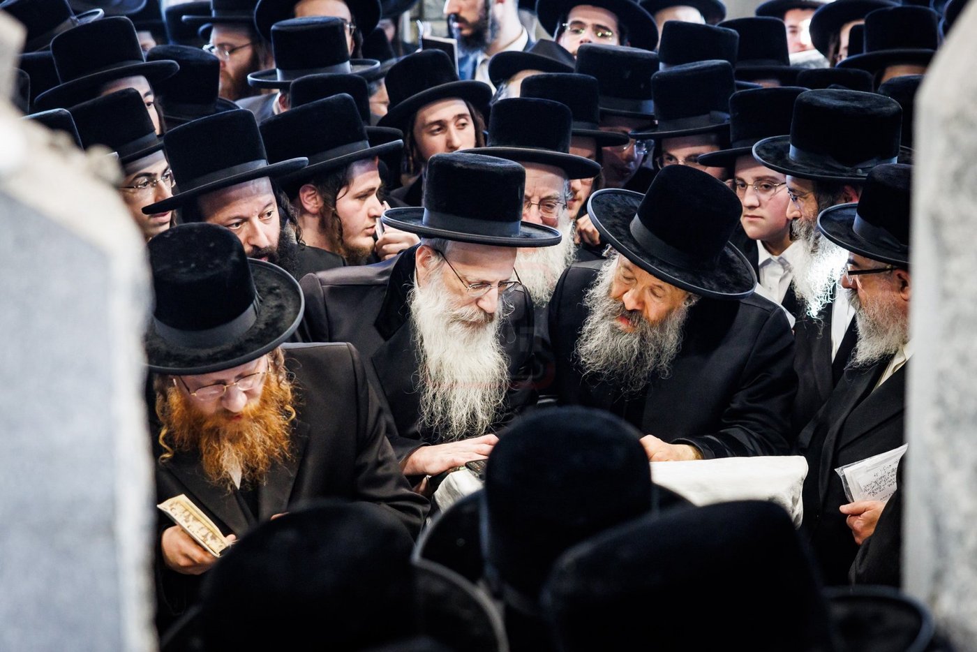 האדמו"ר מבאבוב 45 בתפילה באוהל צדיקי באבוב