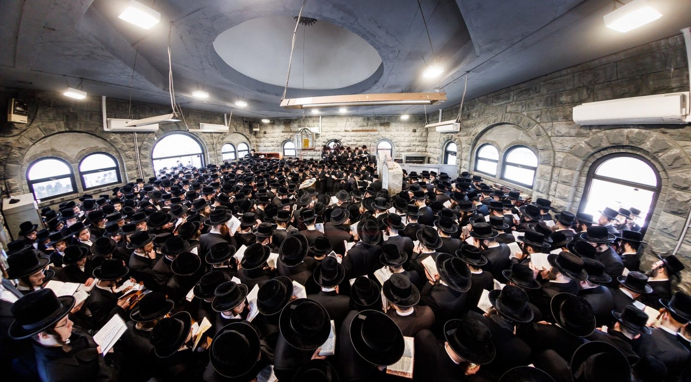 האדמו"ר מבאבוב 45 בתפילה באוהל צדיקי באבוב