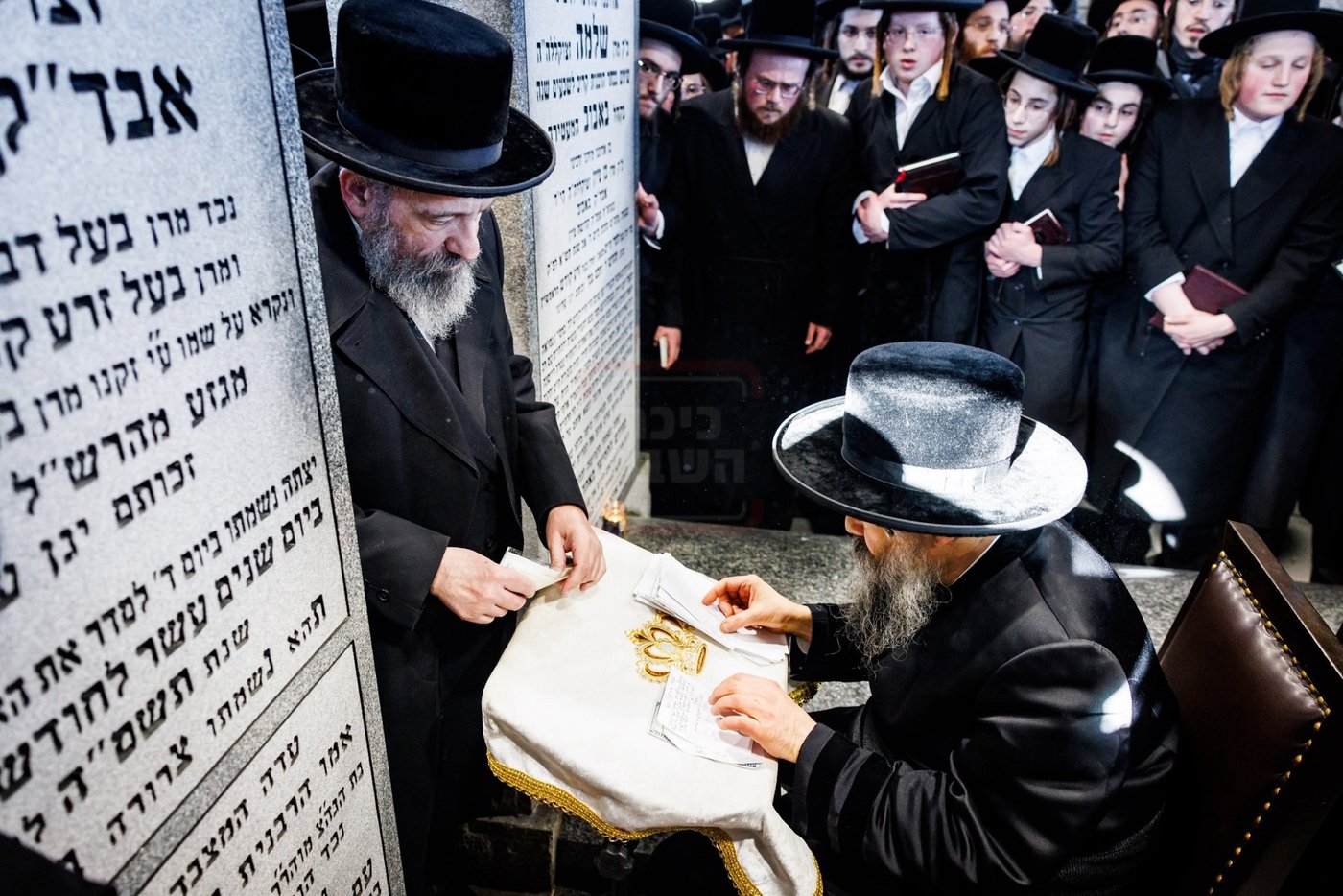 האדמו"ר מבאבוב 45 בתפילה באוהל צדיקי באבוב