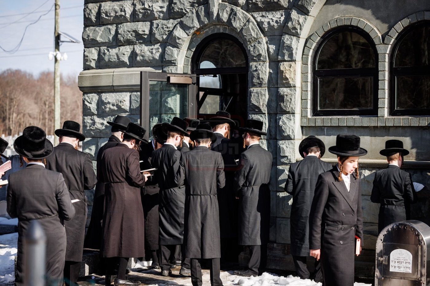 האדמו"ר מבאבוב 45 בתפילה באוהל צדיקי באבוב