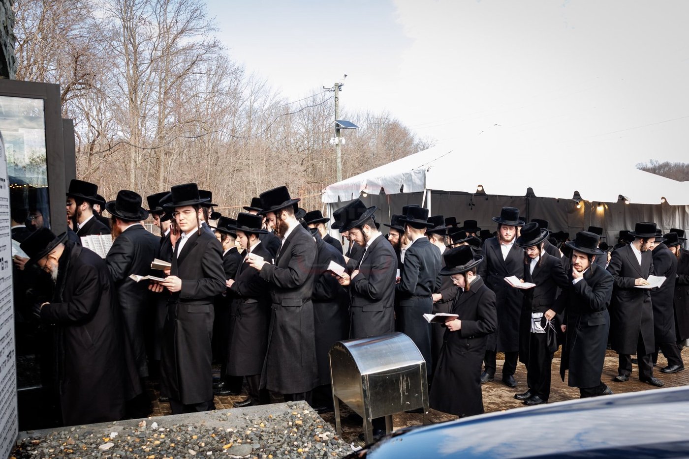 האדמו"ר מבאבוב 45 בתפילה באוהל צדיקי באבוב