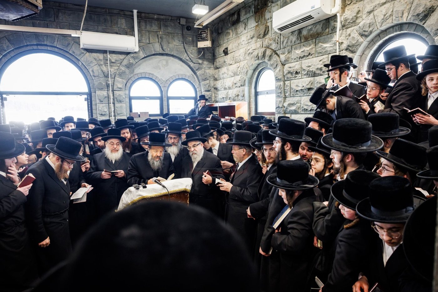 האדמו"ר מבאבוב 45 בתפילה באוהל צדיקי באבוב