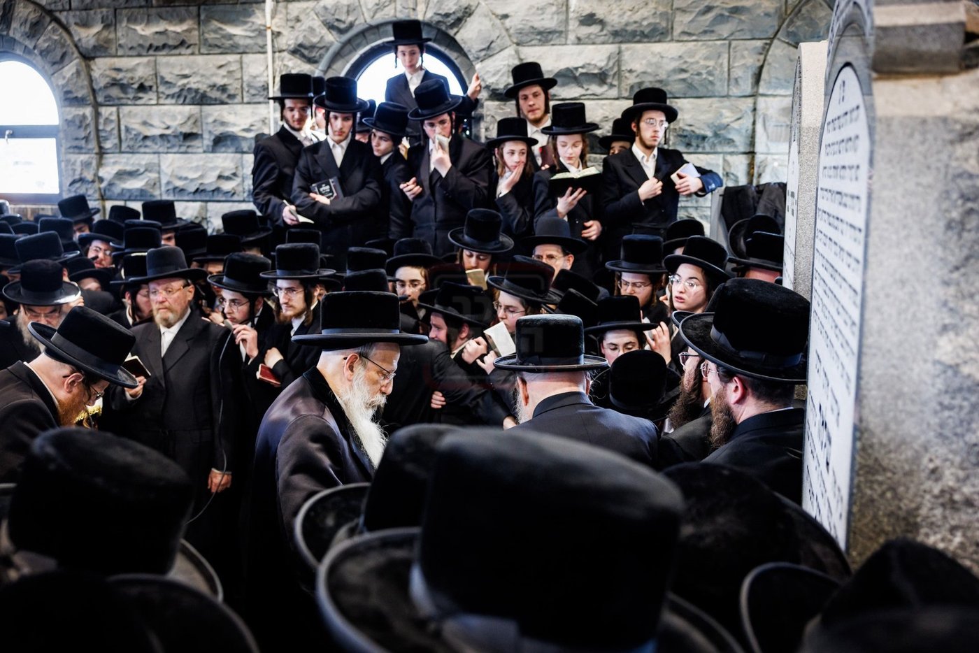 האדמו"ר מבאבוב 45 בתפילה באוהל צדיקי באבוב