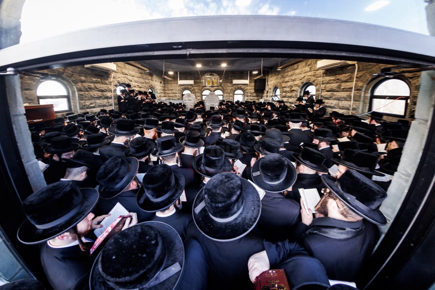 האדמו"ר מבאבוב 45 בתפילה באוהל צדיקי באבוב
