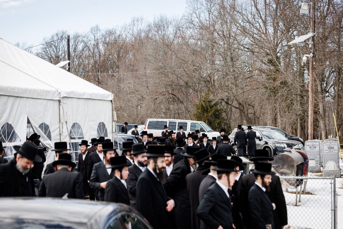 האדמו"ר מבאבוב 45 בתפילה באוהל צדיקי באבוב