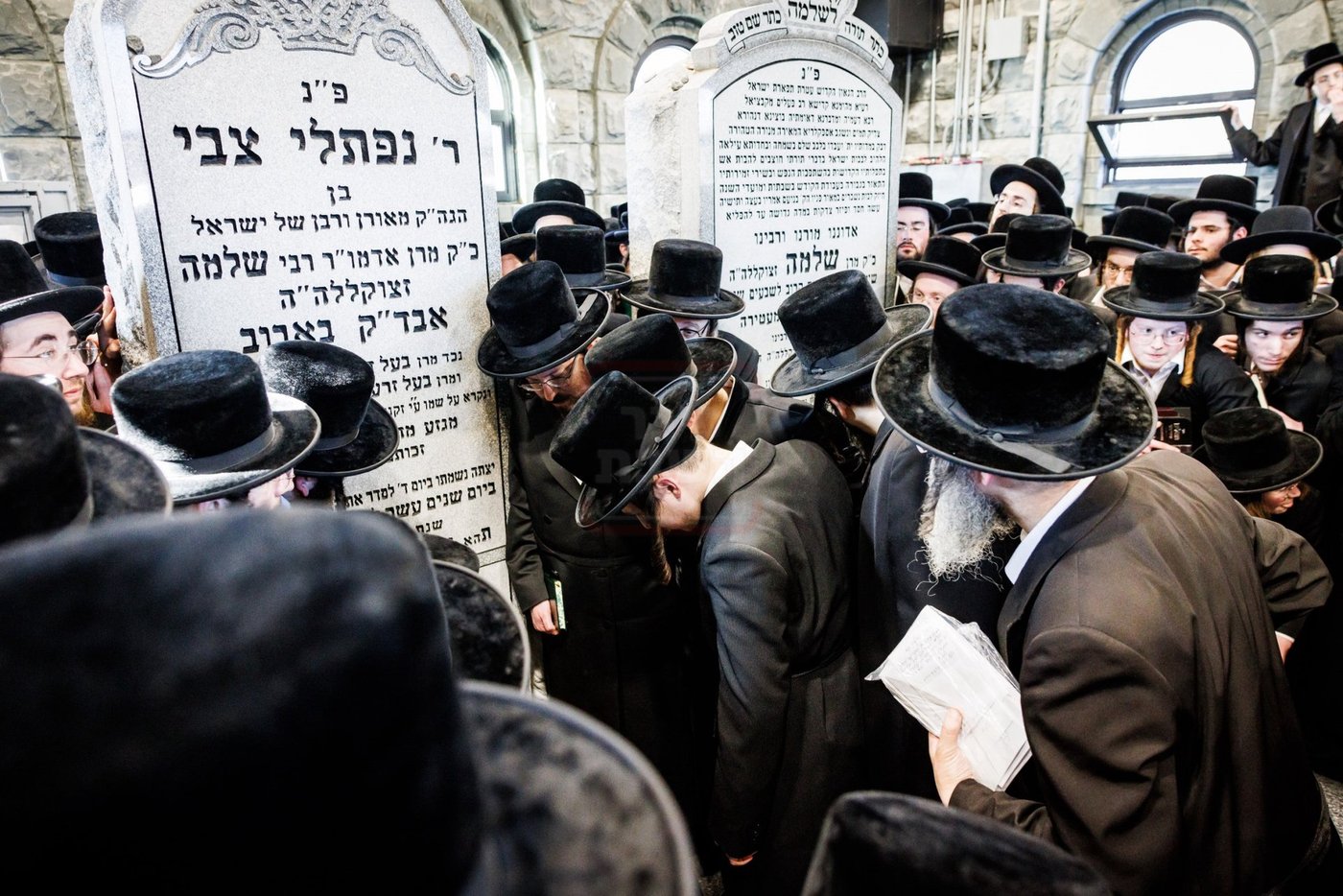 האדמו"ר מבאבוב 45 בתפילה באוהל צדיקי באבוב