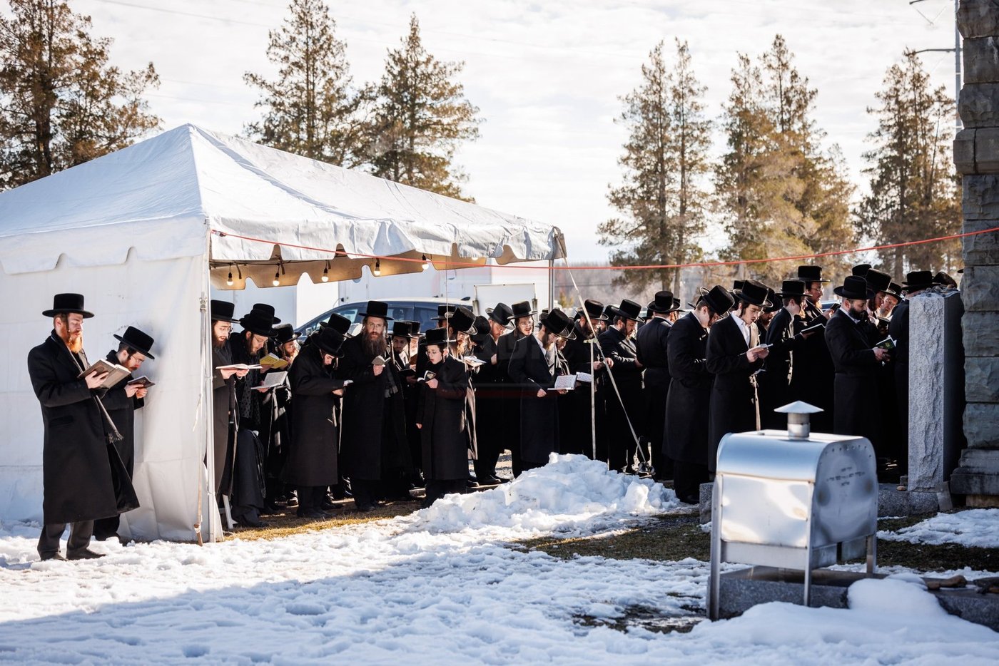 האדמו"ר מבאבוב 45 בתפילה באוהל צדיקי באבוב