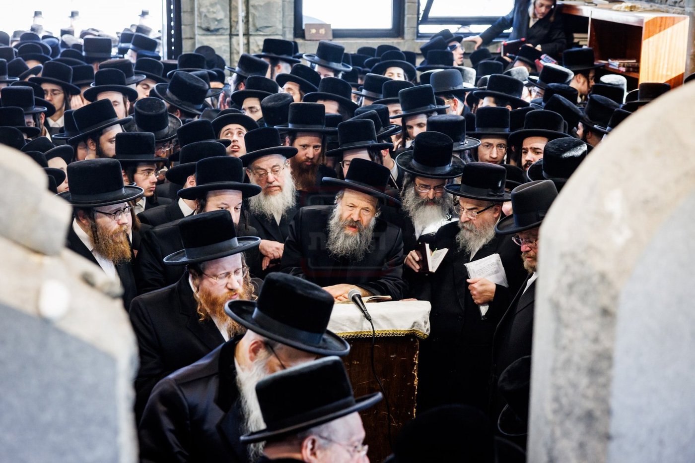 האדמו"ר מבאבוב 45 בתפילה באוהל צדיקי באבוב