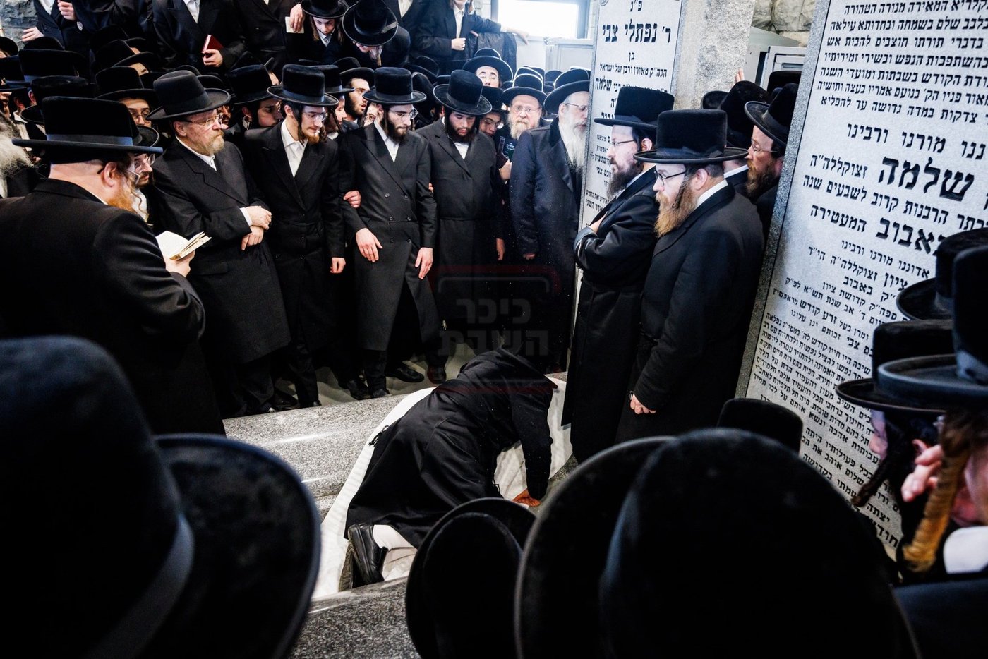 האדמו"ר מבאבוב 45 בתפילה באוהל צדיקי באבוב