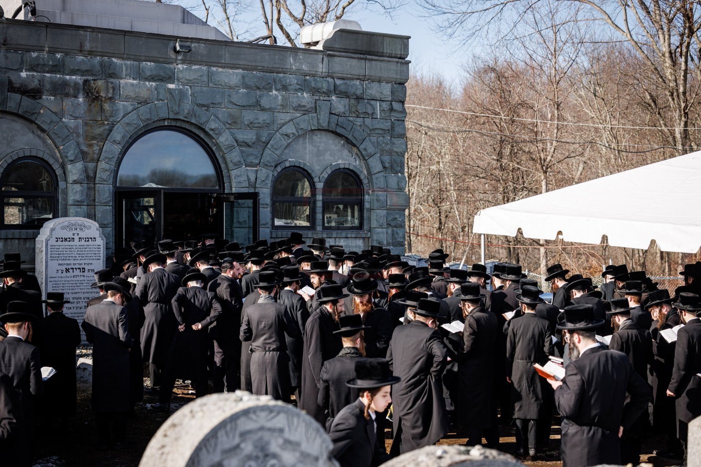 האדמו"ר מבאבוב 45 בתפילה באוהל צדיקי באבוב