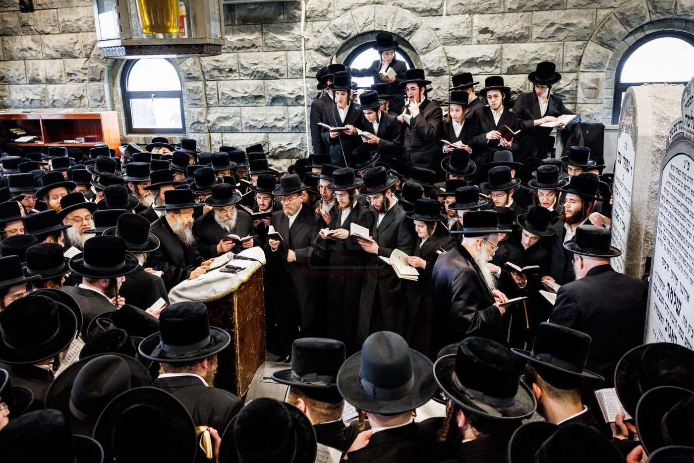 האדמו"ר מבאבוב 45 בתפילה באוהל צדיקי באבוב