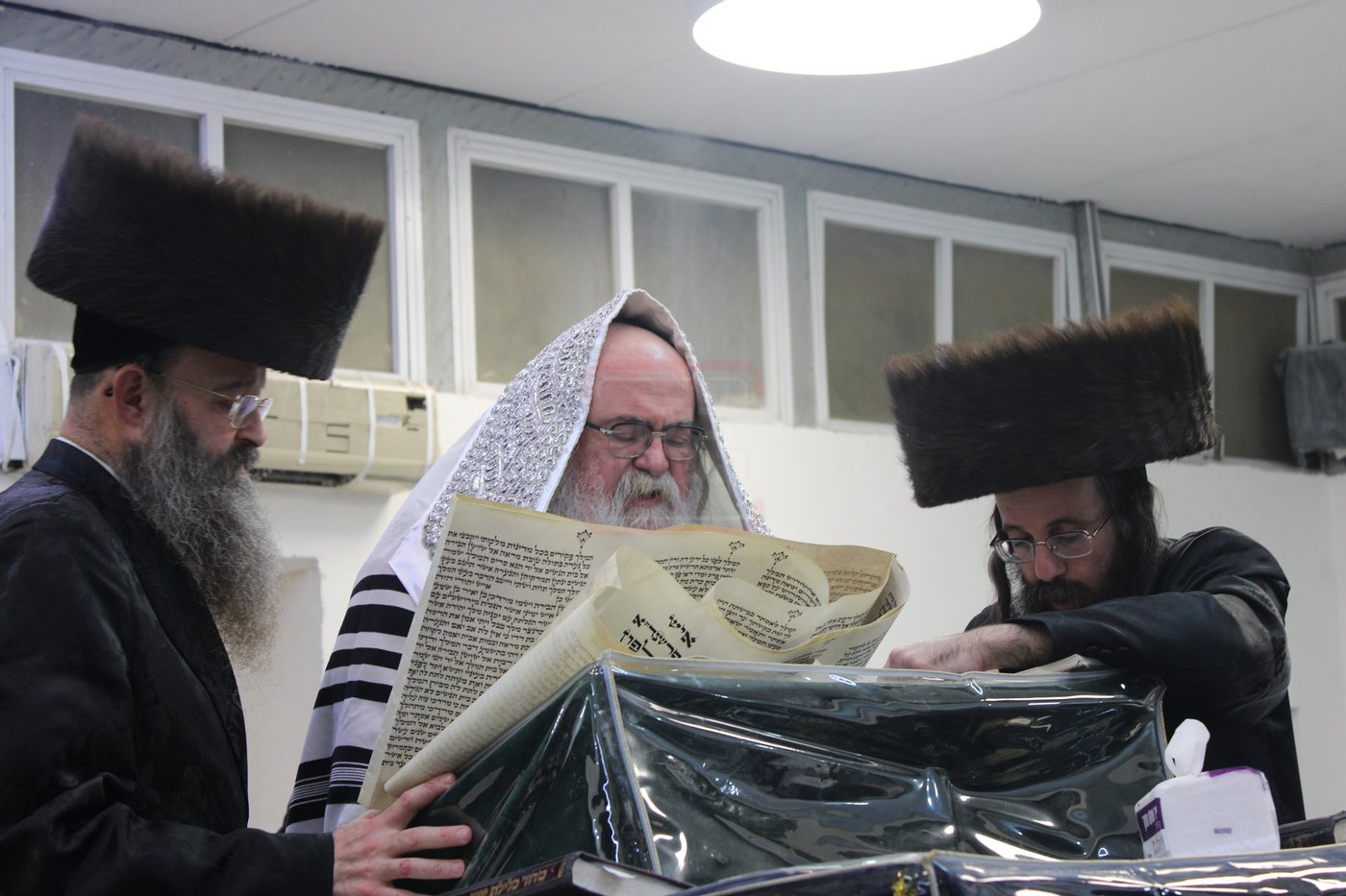 האדמו"ר מביאלה רמת אהרן בקריאת המגילה