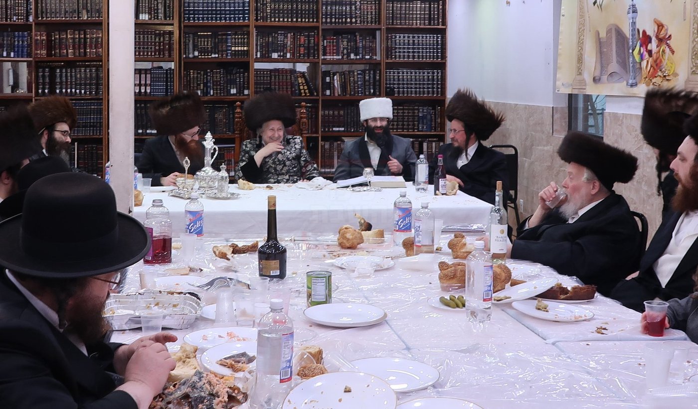 פורים בחצה"ק סקאליע 