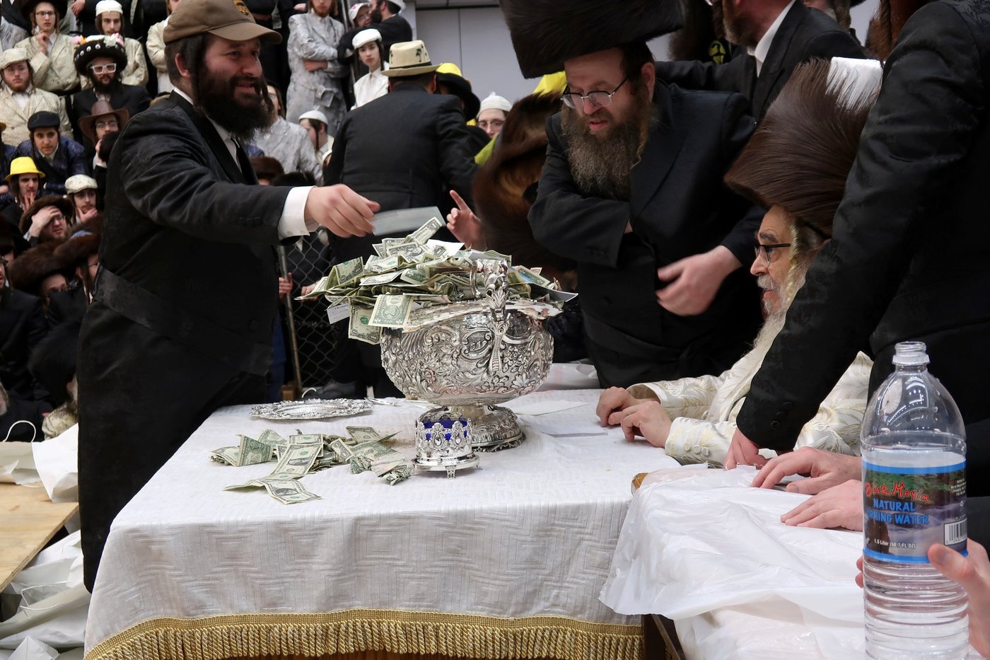 פורים בחצה"ק סאטמר