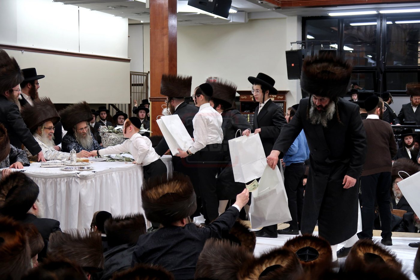 פורים בחצה"ק סאטמר