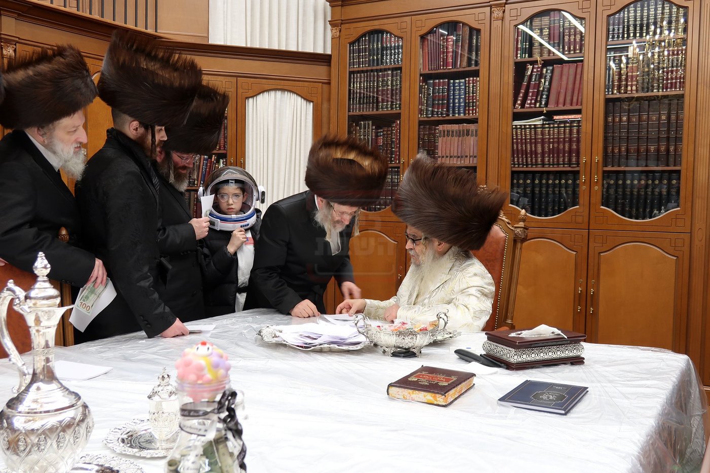 פורים בחצה"ק סאטמר