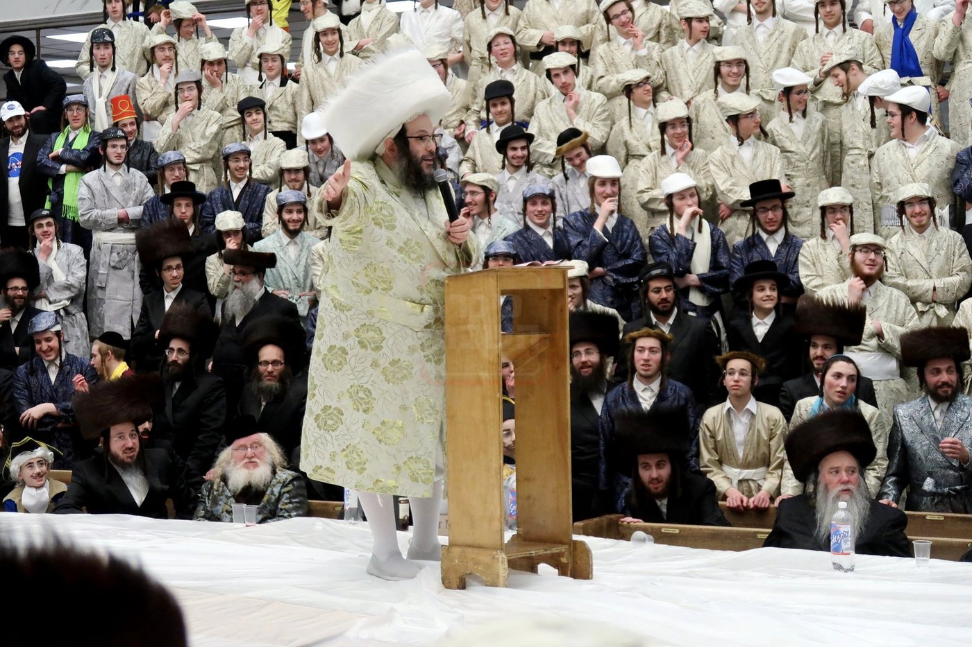 פורים בחצה"ק סאטמר