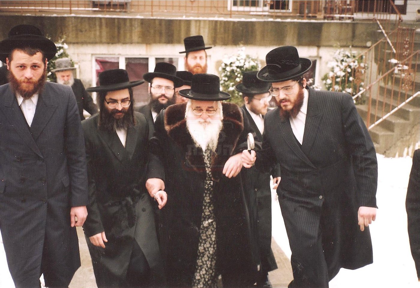 הרה"ק בעל הישועות משה מויז'ניץ זי"ע, עם חתנו האדמו"ר מסאטמר, בעת ביקור במונורו