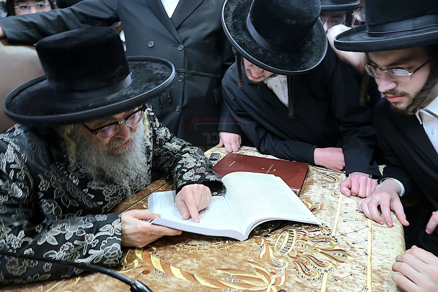 האדמו"ר מסאטמר בשיעור הכנה לדרשת שבת הגדול