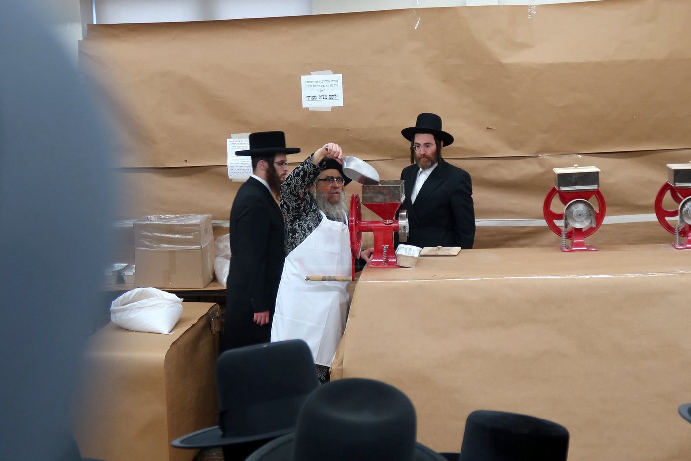 האדמו"ר מסאטמר בטחינת חיטים