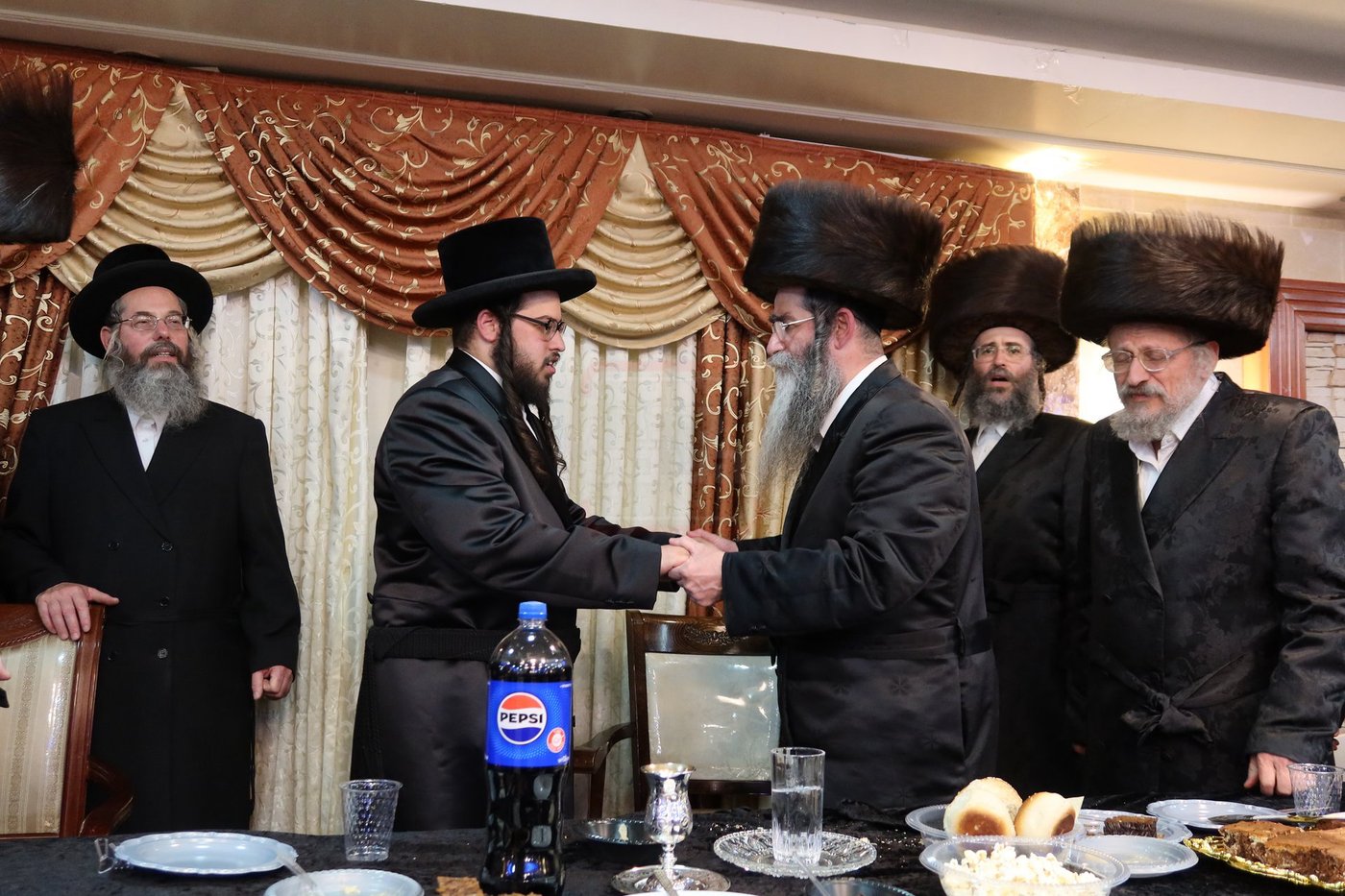 שמחת האירוסין בחצרות טשארנאביל - אנטניא