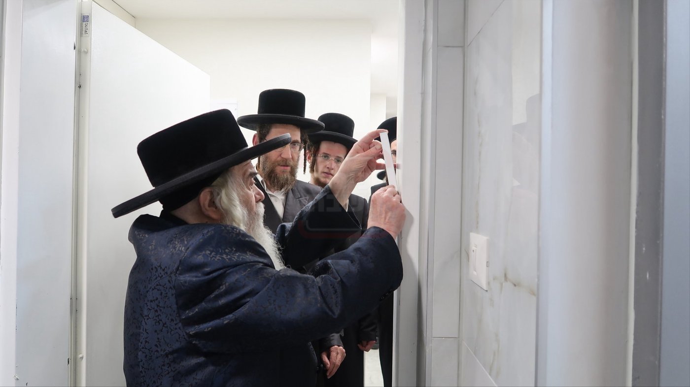 האדמו"ר מקרעטשניף י-ם בבית חתנו האדמו"ר מאלעסק ב"ש