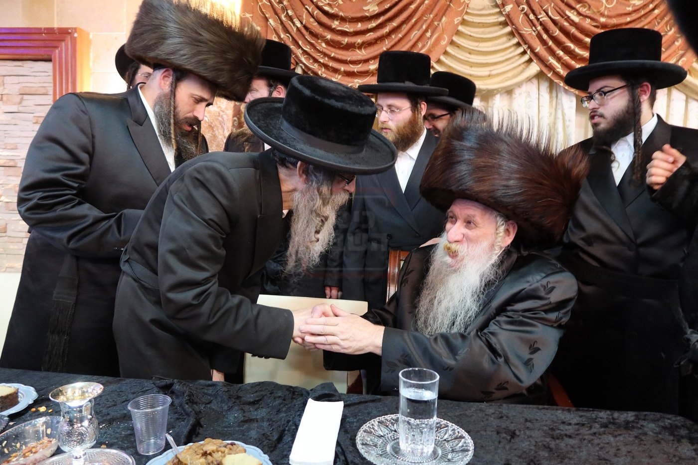 שמחת האירוסין בחצרות טשארנאביל - אנטניא