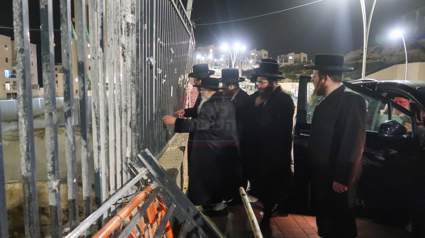 האדמו"ר מקרעטשניף י-ם בבית חתנו האדמו"ר מאלעסק ב"ש