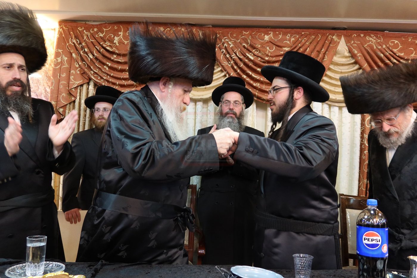 שמחת האירוסין בחצרות טשארנאביל - אנטניא