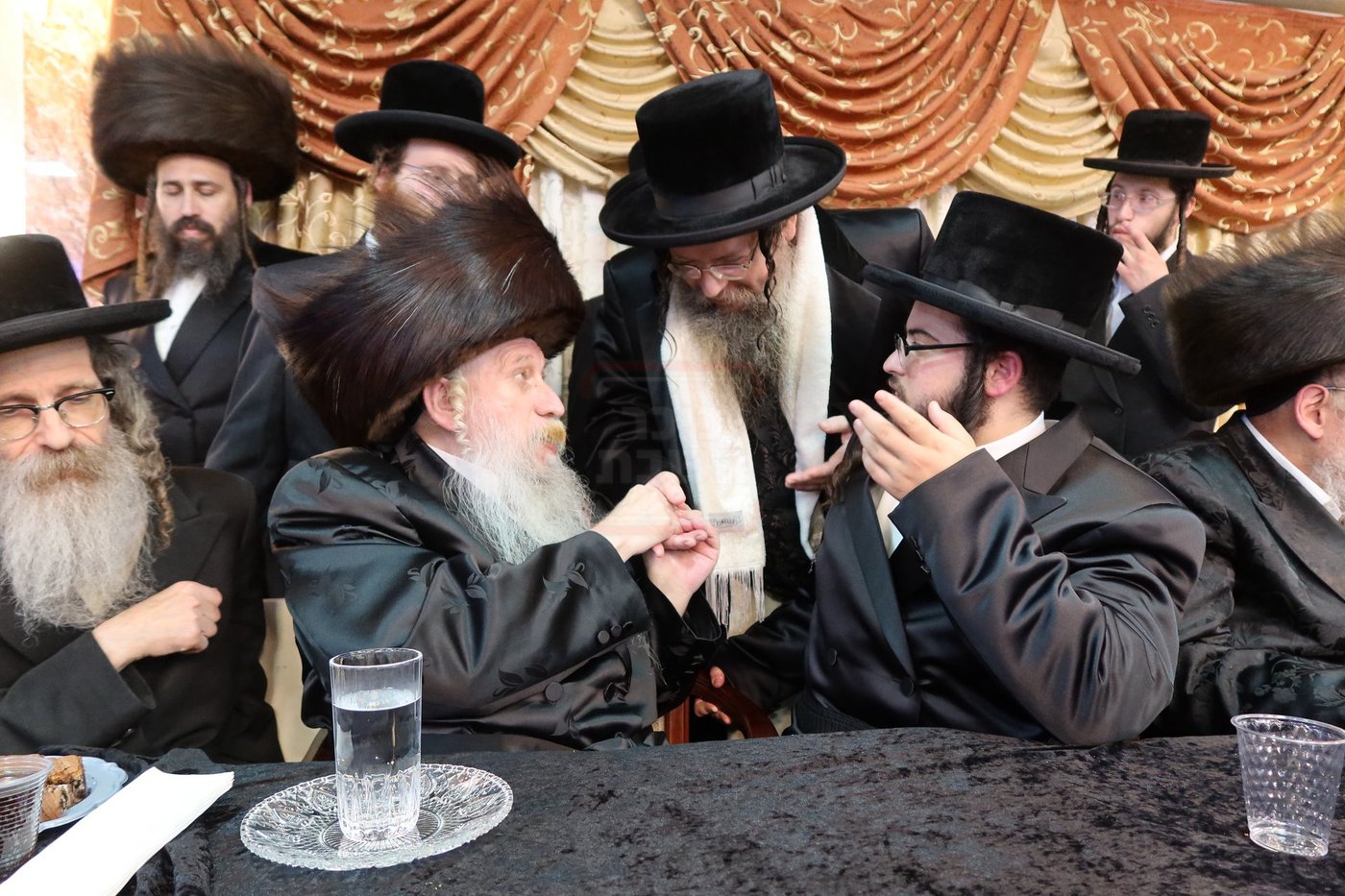 שמחת האירוסין בחצרות טשארנאביל - אנטניא