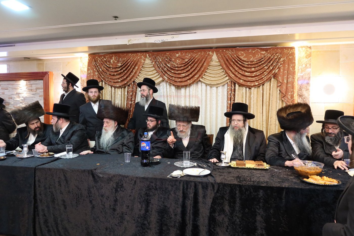 שמחת האירוסין בחצרות טשארנאביל - אנטניא