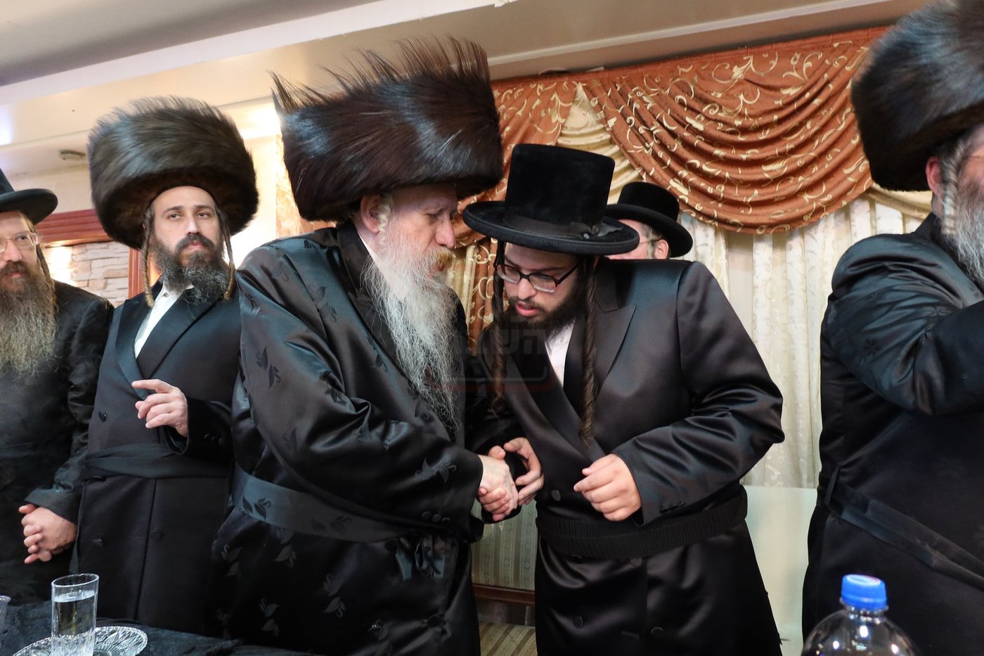 שמחת האירוסין בחצרות טשארנאביל - אנטניא