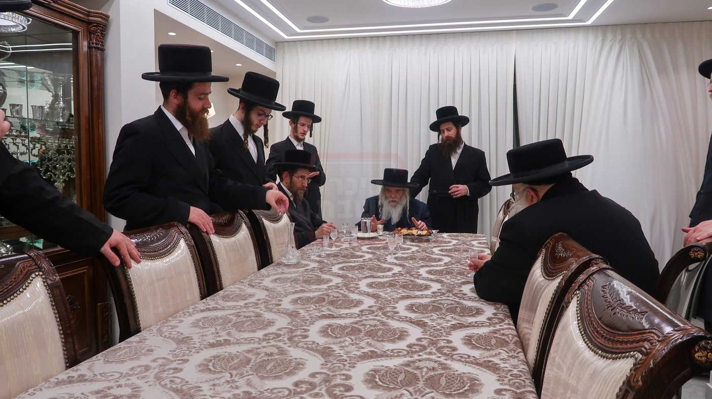 האדמו"ר מקרעטשניף י-ם בבית חתנו האדמו"ר מאלעסק ב"ש